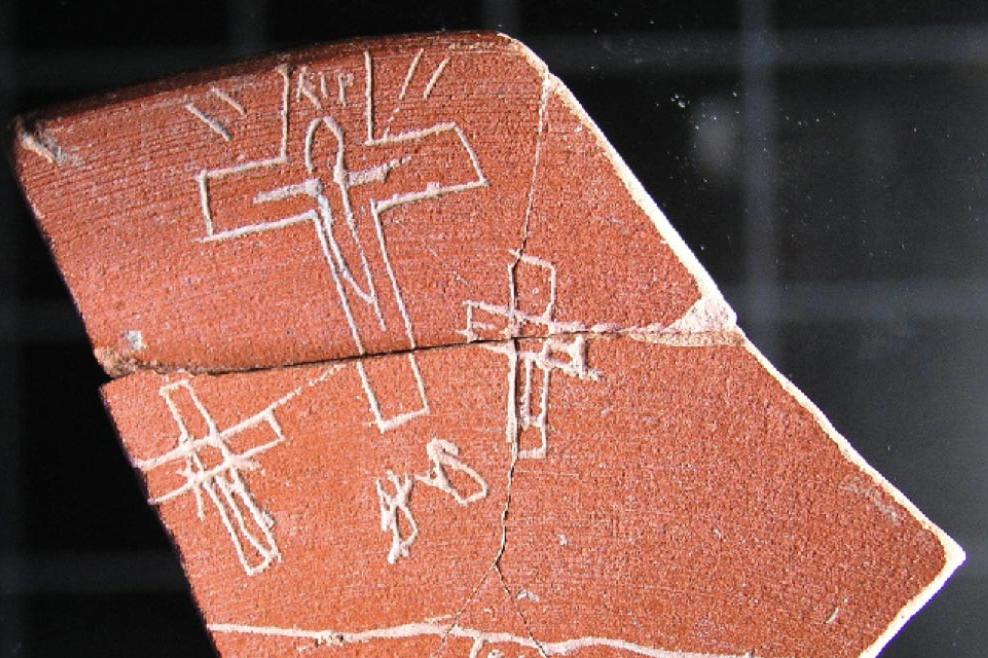 Нацарапали религиозные изображения на глиняной посуде: трех испанских ученых судят за подделку артефактов с распятием Христа