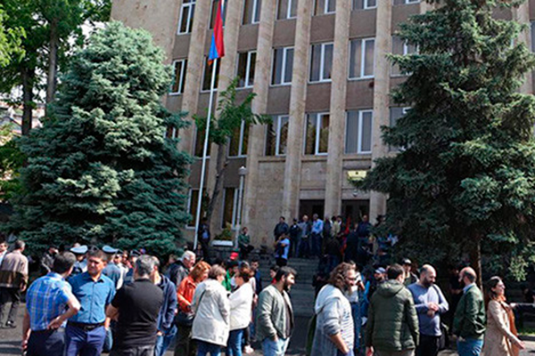 На призыв премьер-министра Армении заблокировать суды откликнулись около 1100 человек