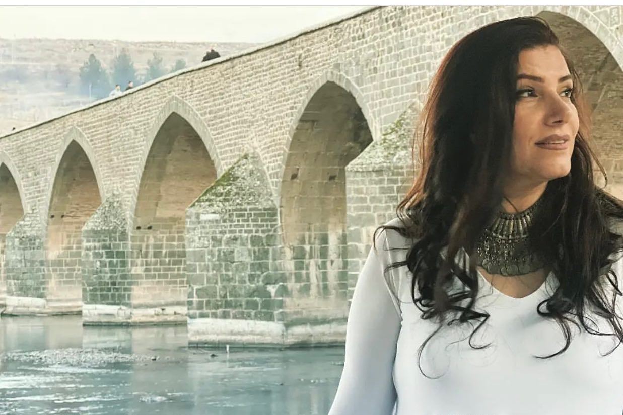 В результате землетрясения в Турции под завалами оказалась певица армянского происхождения Зилан Тигрис  