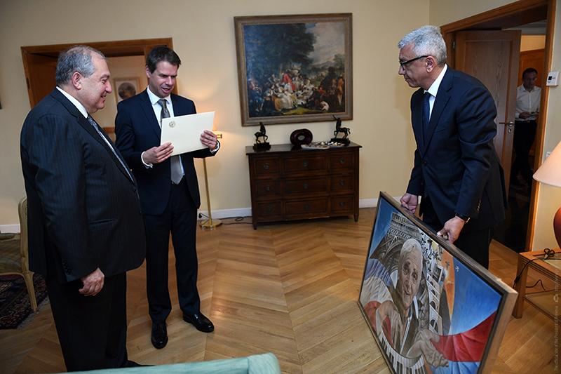 Президент Армении Армен Саргсян вручил послу Франции полотно «Азнавур. Мост дружбы» - для передачи его Эммануэлю Макрону