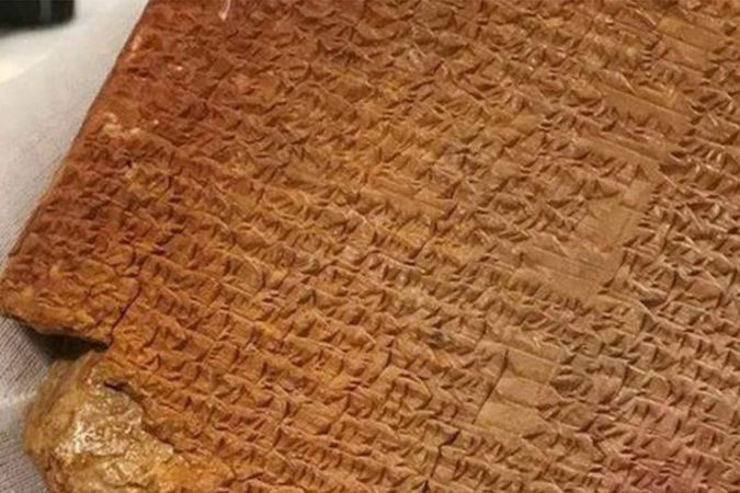 Древняя глиняная табличка с фрагментом текста «Эпоса о Гильгамеше», украденная 30 лет назад из музея, возвращается в Ирак