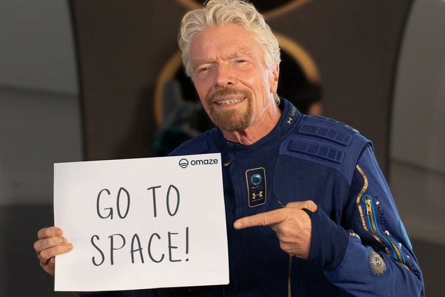 Компания Ричарда Брэнсона Virgin Galactic разыграет два билета на полет в космос