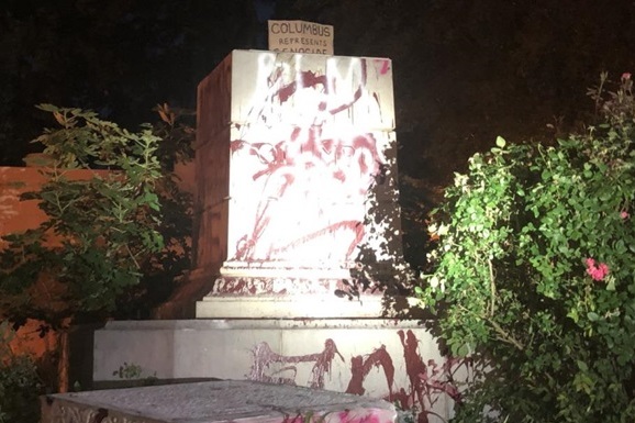 В США вандалы снесли статую Колумба: а все началось с мирной протестной акции