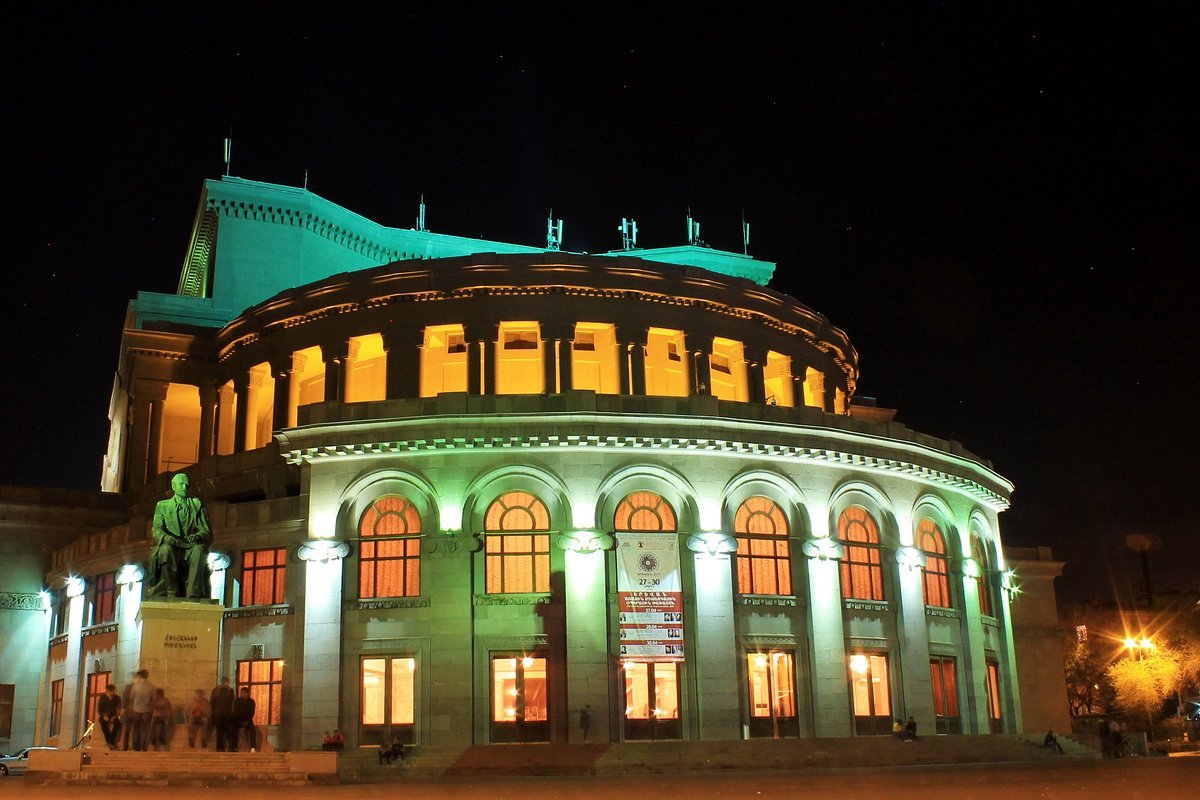 В Национальном академическом театре оперы и балета одновременно ставится три спектакля - «Травиата», «Алеко», «Симфонические танцы»