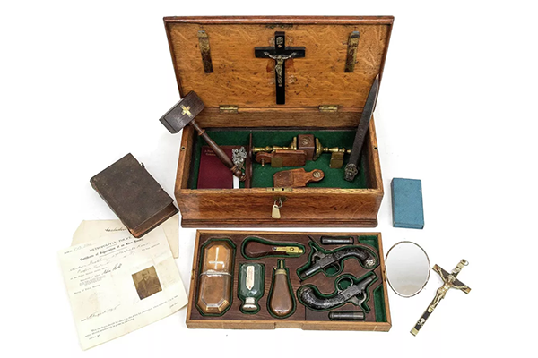 Уникальный лот: на аукционе продали набор для истребления вампиров, принадлежавший английскому лорду
