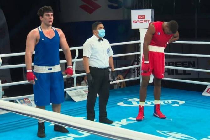 Отличный бой: боксер Ованнес Папазян вышел в финал молодежного чемпионата мира