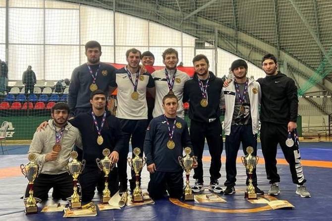 Сборная Армении по греко-римской борьбе вернулась с международного турнира с девятью медалями