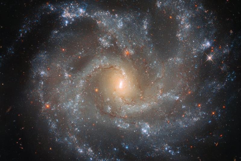 «Хаббл» получил потрясающий снимок галактики, находящейся от нас более чем в 130 миллионах световых лет