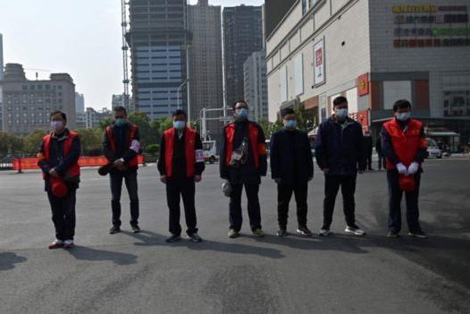 Կարմիր լույսեր, իջեցված պետական դրոշներ․ Չինաստանում երեք րոպե լռությամբ հարգել են կորոնավիրուսի հետևանքով մահացածների հիշատակը