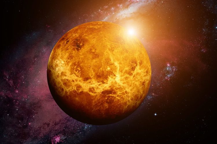 В атмосфере Венеры обнаружили газ фосфин. Это может означать присутствие живых организмов