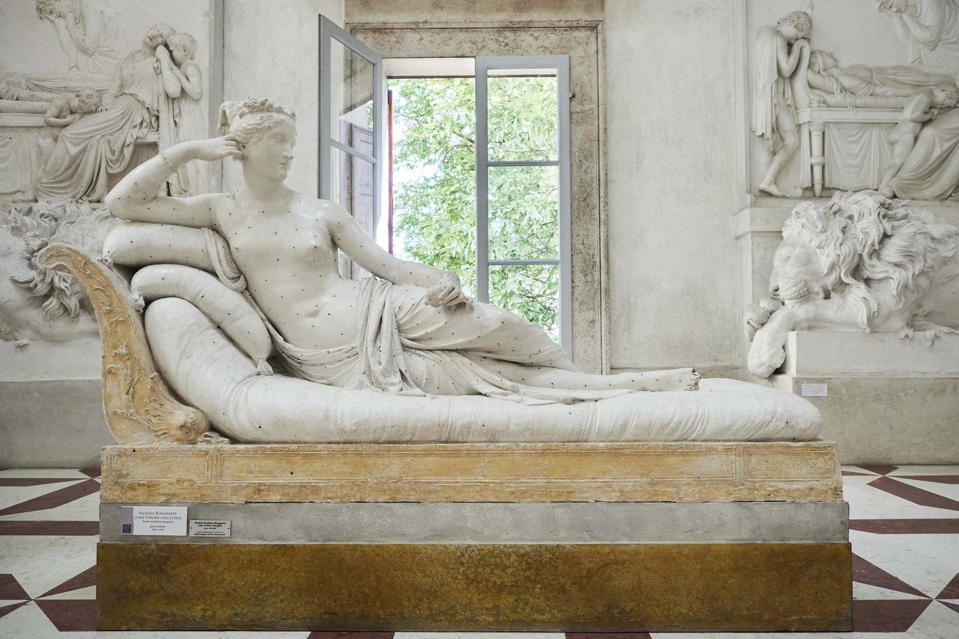 Очередной акт вандализма из-за фото: турист сломал 200-летней скульптуре Венеры два пальца на ноге, сев на неё  