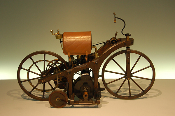 «Керосиновая повозка для верховой езды»: как Готлиб Даймлер и Вильгельм Майбах изобрели первый мотоцикл 