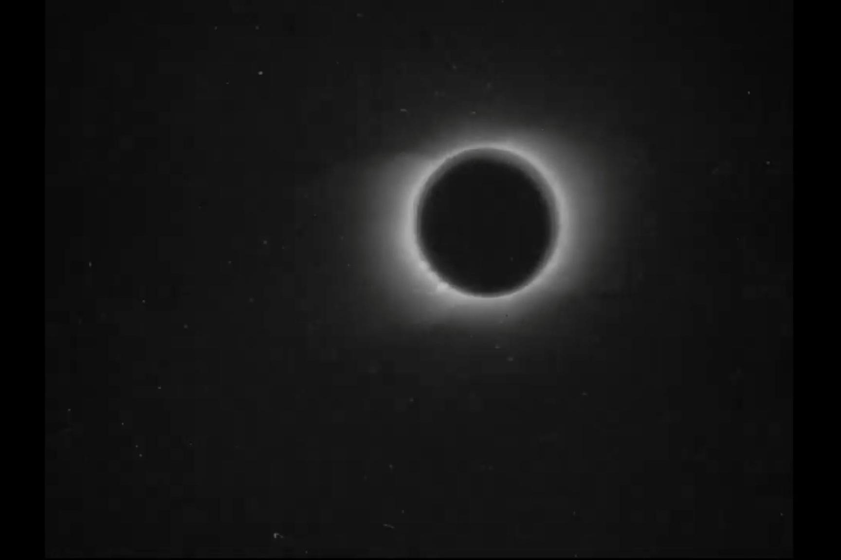 Британский институт кино опубликовал первые документальные кадры, запечатлевшие солнечное затмение в 1900 году