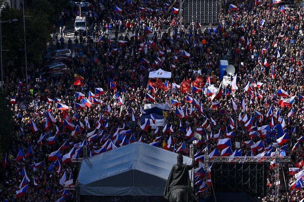 Десятки тысяч чехов вышли на протест против роста цен на энергоносители и санкций ЕС против России