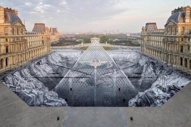 «Секрет Великой пирамиды»: модный уличный художник превратил Лувр в оптическую иллюзию