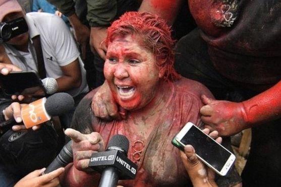 Протащили по улицам босиком, облили краской и силой состригли волосы: мэр небольшого города в Боливии подверглась нападению со стороны демонстрантов