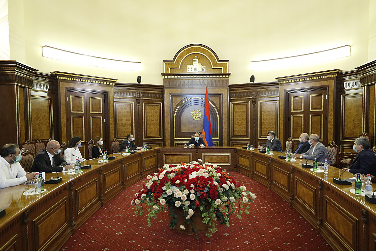 Շարմազանովին, Զուրաբյանին և արտախորհրդարանական այլ ուժերին Փաշինյանը ներկայացրել է պատերազմի հետևանքով ստեղծված իրավիճակը, լսել նրանց առաջարկները