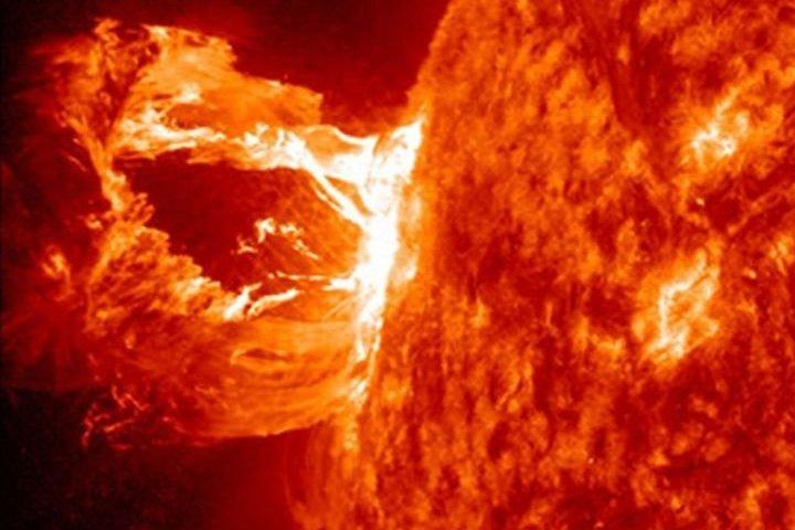 Энергия, сопоставимая со 100 миллионами атомных бомб времен Второй мировой войны: сделано удивительное фото вспышки солнечного пятна