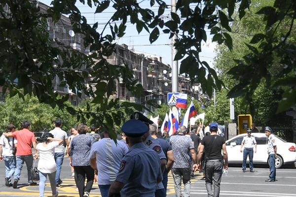 Родственники без вести пропавших военнослужащих проводят акцию у здания посольства России в Армении