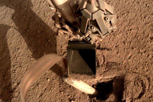 Проблему застрявшего в почве Марса аппарата InSight разрешили необычным способом
