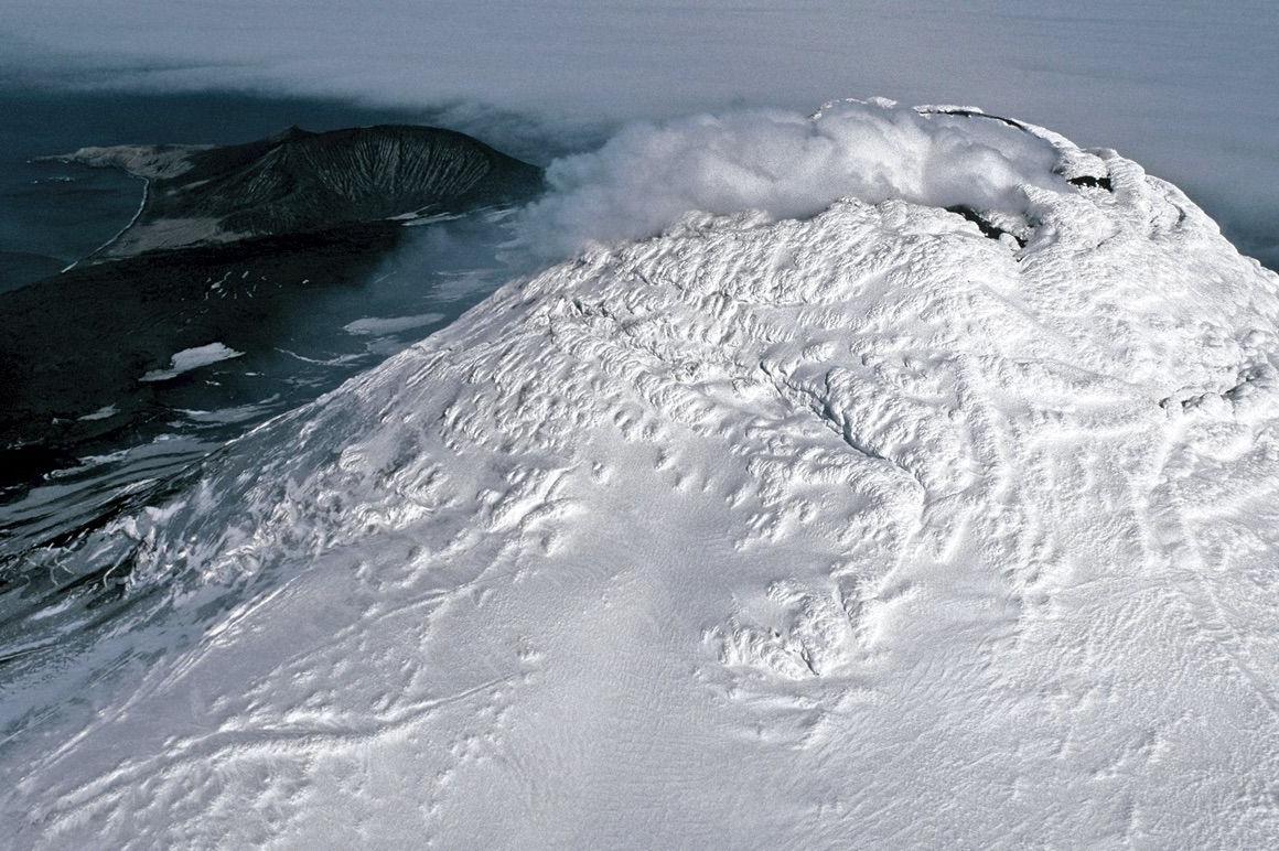 Загадка природы: геологи подтвердили существование озера жидкой лавы  на заснеженном острове в океане