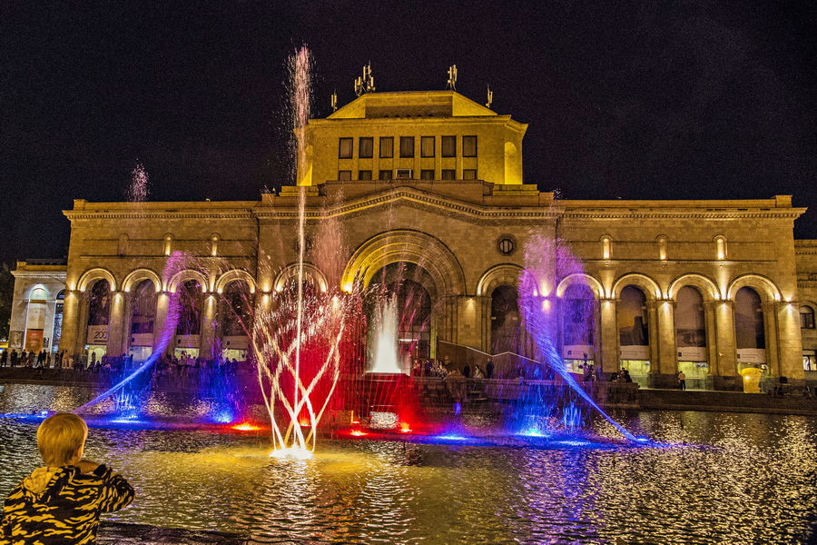 Поющие фонтаны в Ереване с 14 сентября будут включать и выключать на час раньше