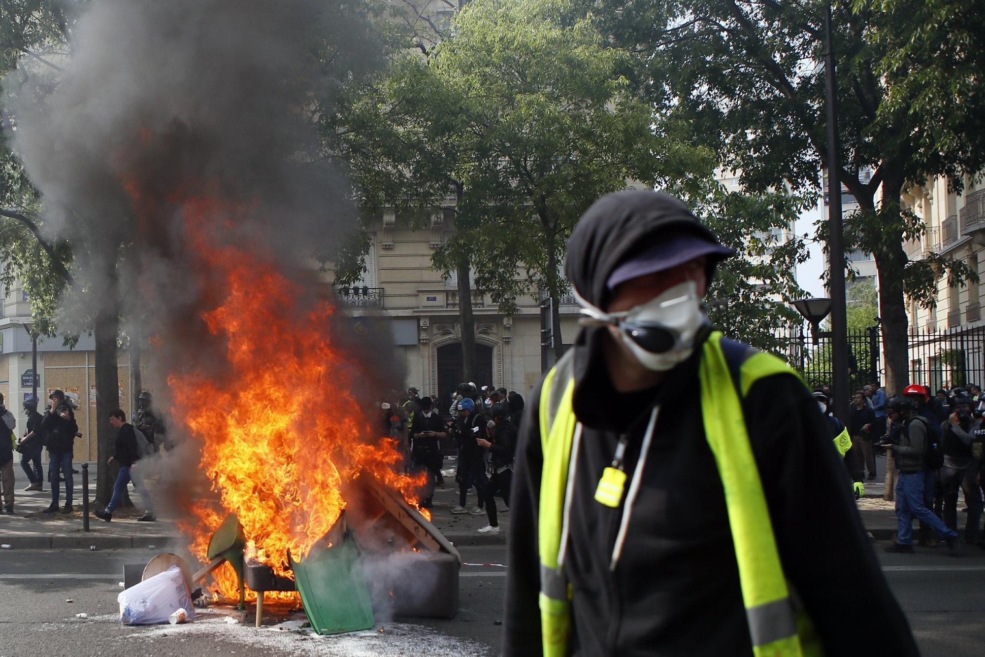 В Париже первомайские демонстрации переросли в столкновения с полицией: задержаны около 200 человек