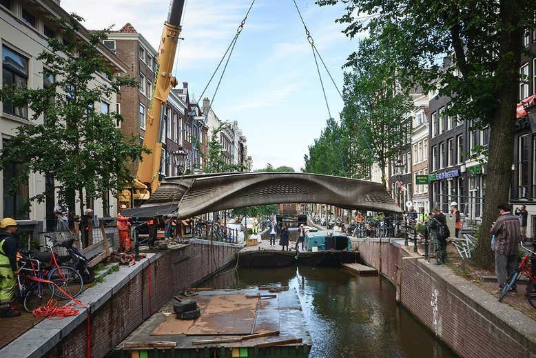В Амстердаме открылся первый в мире стальной мост, напечатанный на 3D-принтере