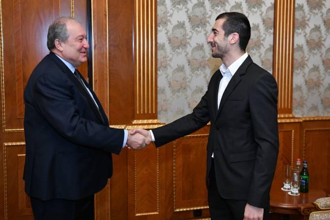 Президент Армен Саргсян поздравил Генриха Мхитаряна с рождением сына 