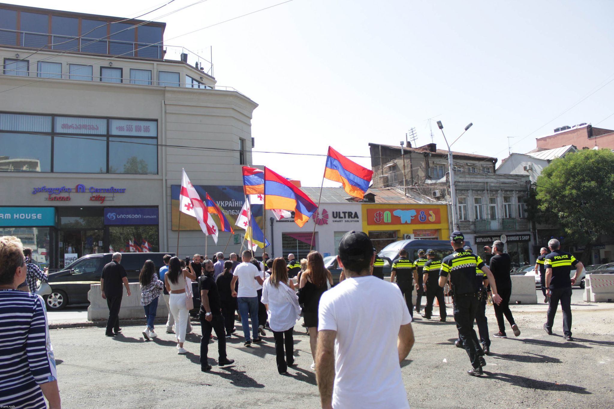 Полиция не позволила армянам провести акцию протеста у посольства Азербайджана в Тбилиси