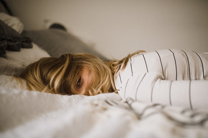 С точки зрения науки: почему сильная усталость не дает заснуть? 