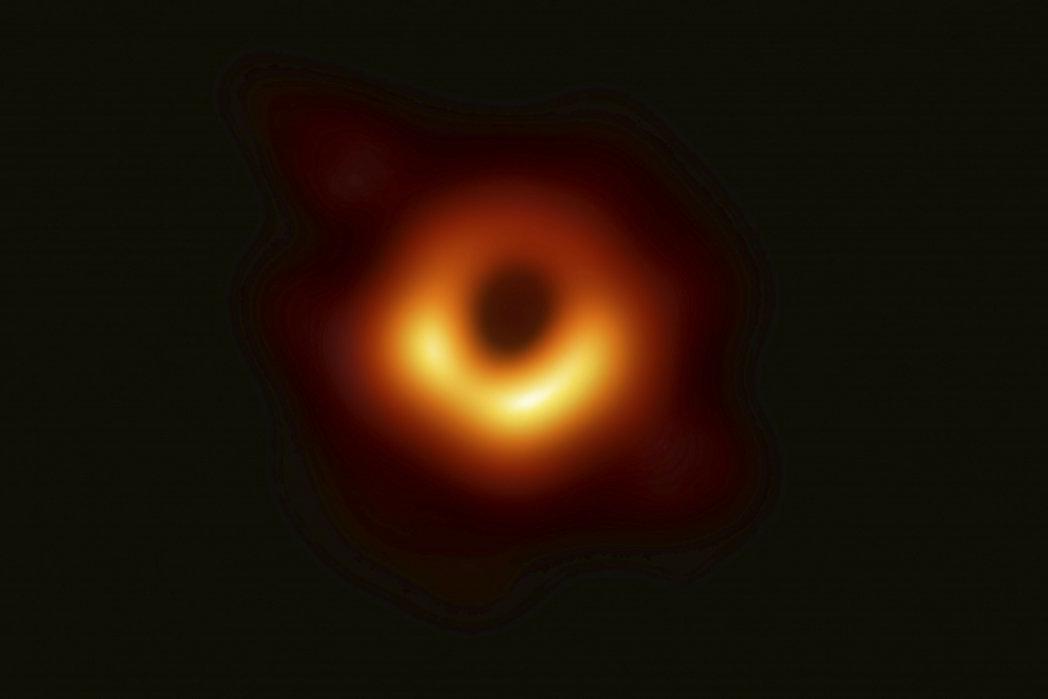 Авторы первого снимка черной дыры получили «научный Оскар» и 3 млн долларов: вознаграждение поделят 347 ученых