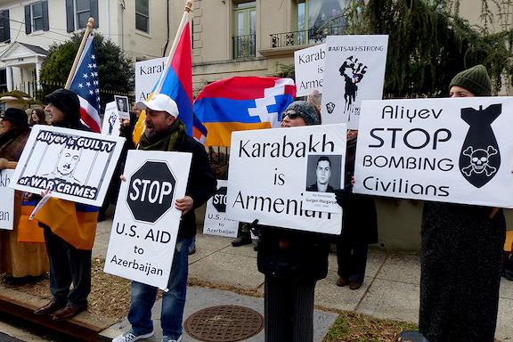 Армянская диаспора провела акцию у посольства Азербайджана в Вашингтоне