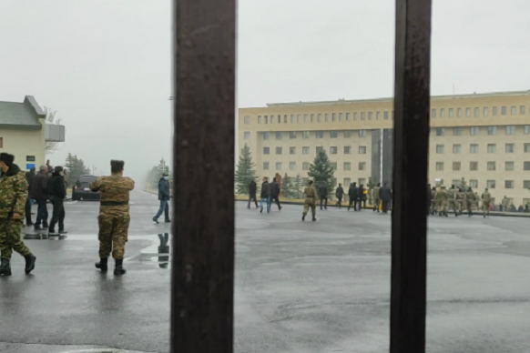 Родственник без вести пропавшего военнослужащего перекрыл вход в здание Минобороны Армении