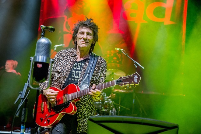 Гитарист The Rolling Stones Ронни Вуд начал продавать портреты участников группы с целью собрать средства на помощь медработникам
