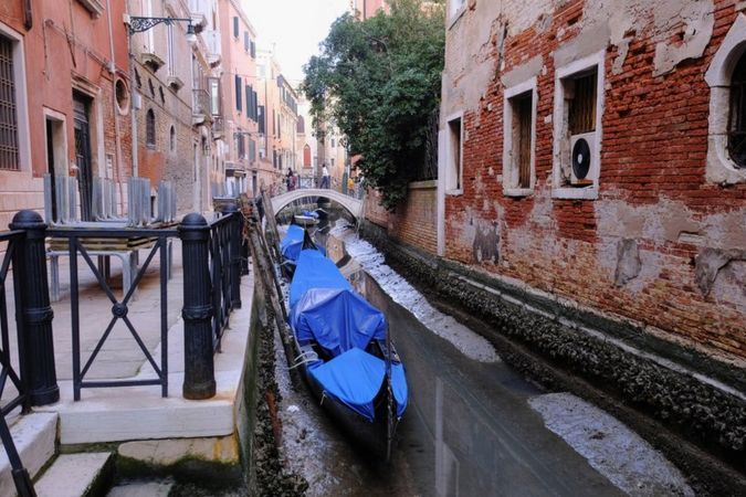 Гондольеры остались без работы: из-за рекордного отлива уровень воды в Венеции в этом году снизился на 48 сантиметров