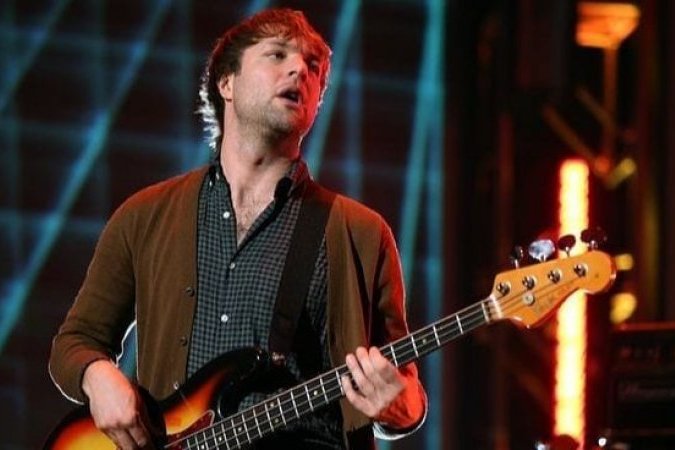 Обвиненный в домашнем насилии бас-гитарист и сооснователь Maroon 5 покинул группу