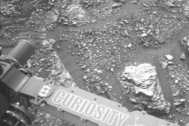 Летние приключения марсохода: Curiosity на Марсе обнаружил камень с цветными вкраплениям 