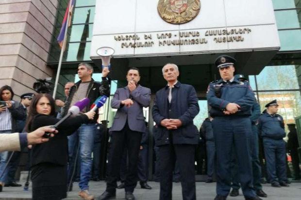 В Армении арестовали директора компании «Спайка» Давида Казаряна. У здания суда проходит акция протеста с участием примерно 500 сотрудников «Спайки»