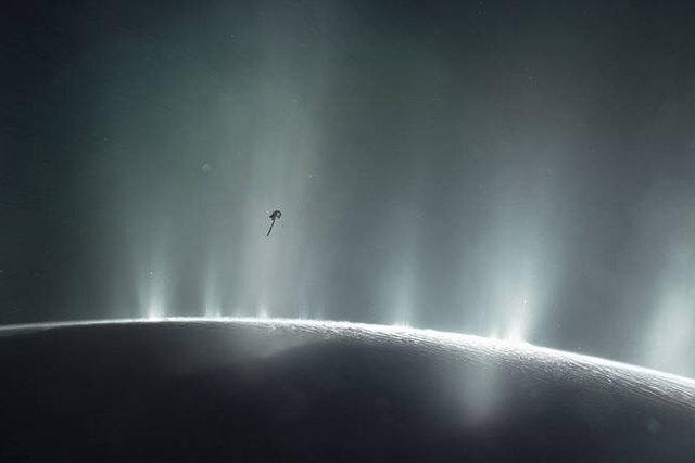 На спутнике Сатурна Энцеладе нашли предпосылки для появления жизни