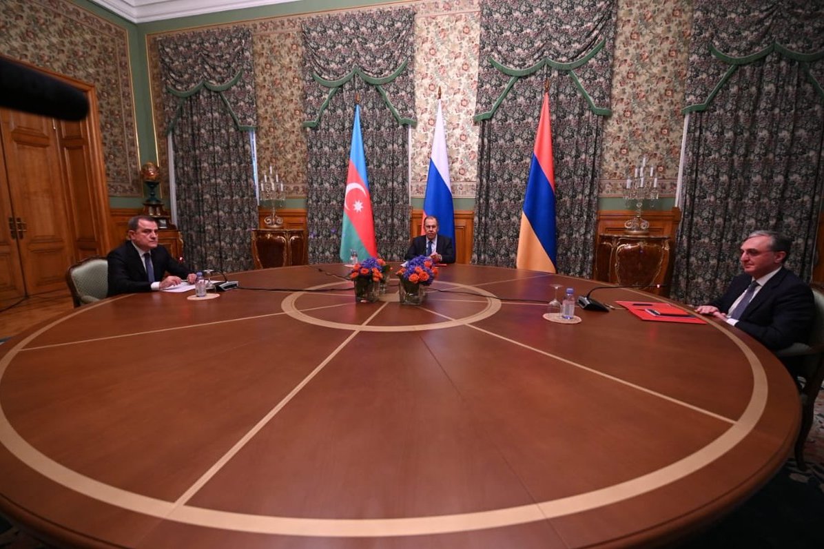 Лавров провел отдельные встречи с главами МИД Армении и Азербайджана. Лавров