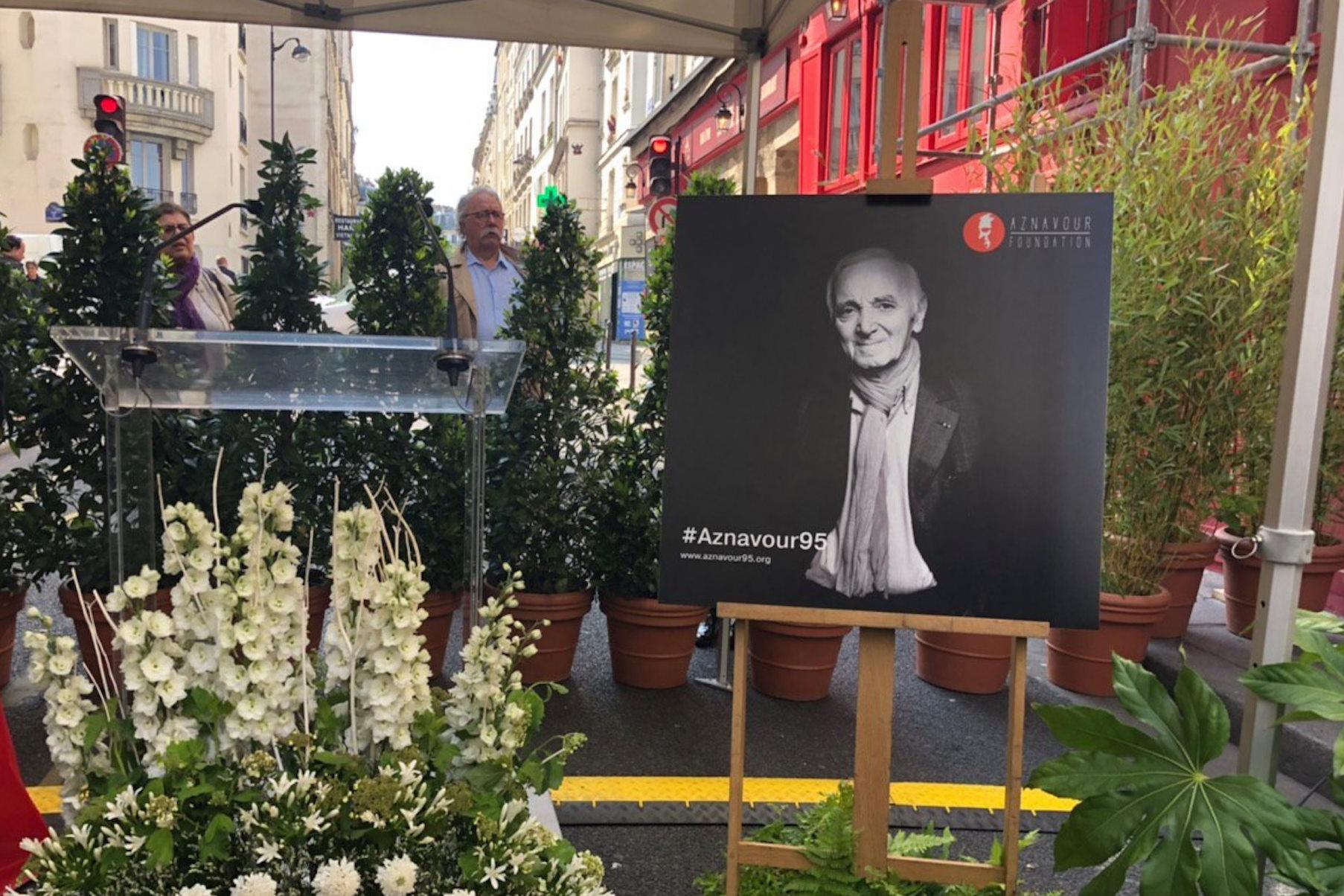 В Париже установили мемориальную доску в преддверии 95-летия Шарля Азнавура