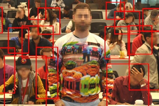 Как стать «невидимкой» для систем распознавания лиц: ученые нанесли на свитер принт, который обманывает искусственный интеллект