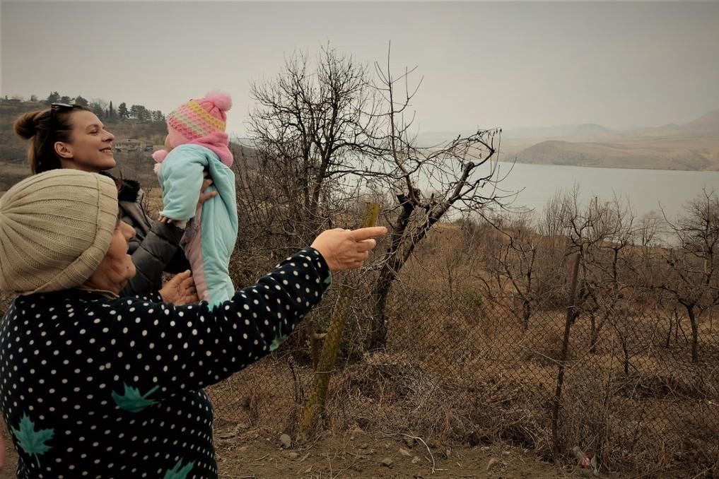«Люди здесь сильные»: блогер Лапшин посетил приграничные села Армении