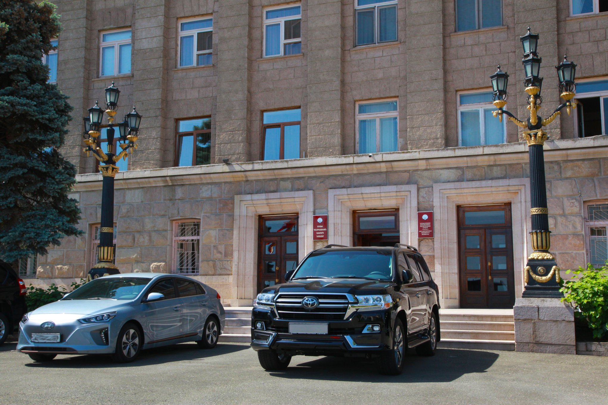 Արցախի նախագահի ծառայողական 2 մեքենան բարերաներն են նվիրել․ Արայիկ Հարությունյանը՝ գնած և նվիրված մեքենաների 100-օրյա հաշվետվությամբ