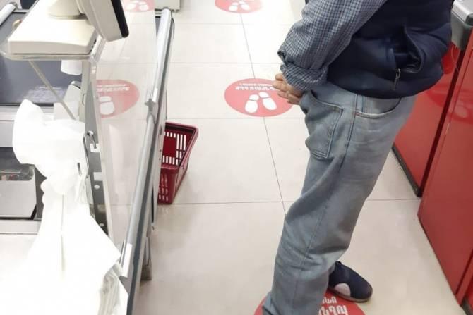 Для соблюдения социальной дистанции: в ереванских супермаркетах делаются специальные метки для покупателей 