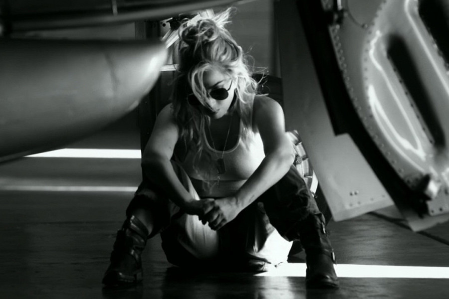 Леди Гага поделилась клипом на песню «Hold My Hand»: она стала саундтреком к фильму «Топ Ган: Мэверик»