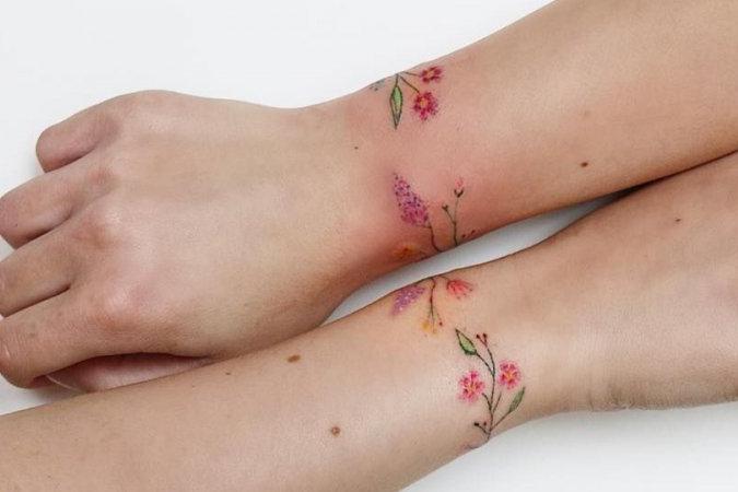 Тренды: в интернете набирают популярность тату-браслеты 