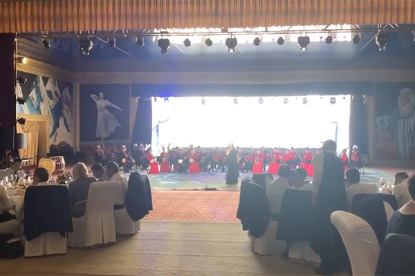 Киргизка исполнила армянский хит в честь делегации Пашиняна