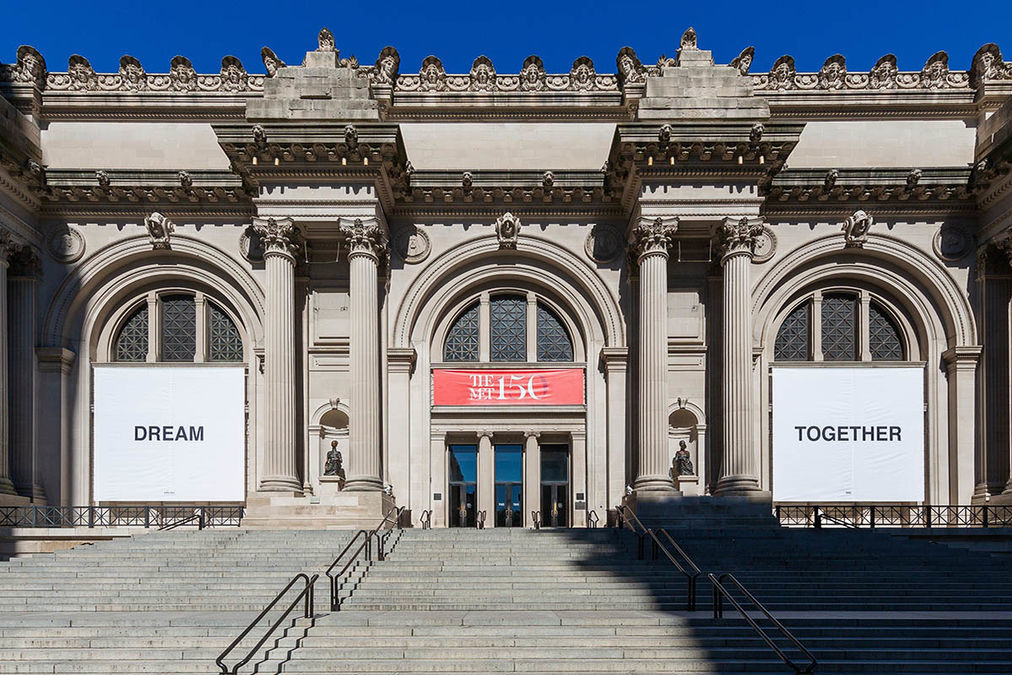 Йоко Оно оформила фасад Метрополитен-музея, вывесив баннеры со словами «DREAM» и «TOGETHER», чтобы поддержать людей во время самоизоляции